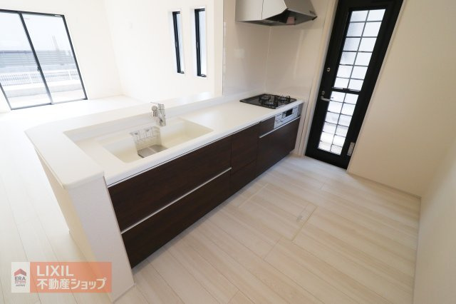 家族でのコミュニケーションがとれる対面型システムキッチンです。横一列にシンクとコンロをまとめたシンプルな形です。