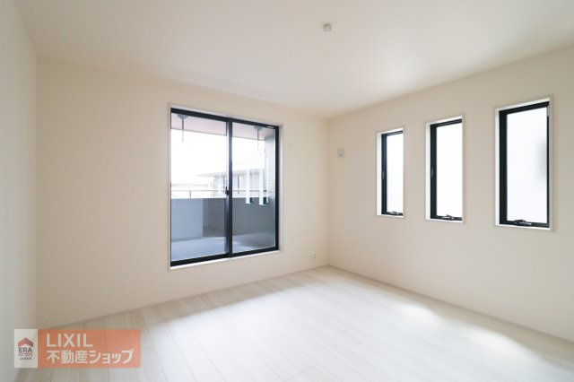 二面採光で太陽光が部屋に入りやすく、日中はとても明るいです。