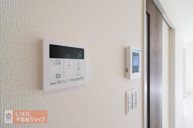 オートバスリモコンです。スイッチ1つで一定量の湯を浴槽に張ったり、保温や追い焚きをすることができるシステムが付いています。浴室以外からでも楽々操作が出来ます♪