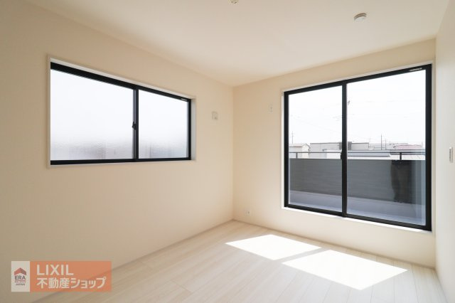 南に面した洋室は陽光ふりそそぐ明るい室内、2面採光で明るい印象の空間で開放感があります。