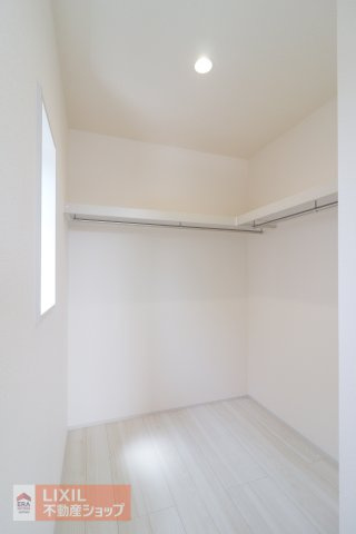 ご夫婦や子ども達の衣類をたっぷりしまえる大容量のウォークインクローゼット。季節の衣類から鞄や帽子などの小物までたっぷり保管可能。ウォークインタイプなので衣類の出し入れや整理整頓もスムーズに行えます。