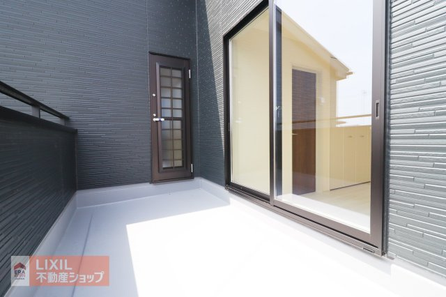 たっぷりと陽が当たるバルコニーは広さも十分あります。