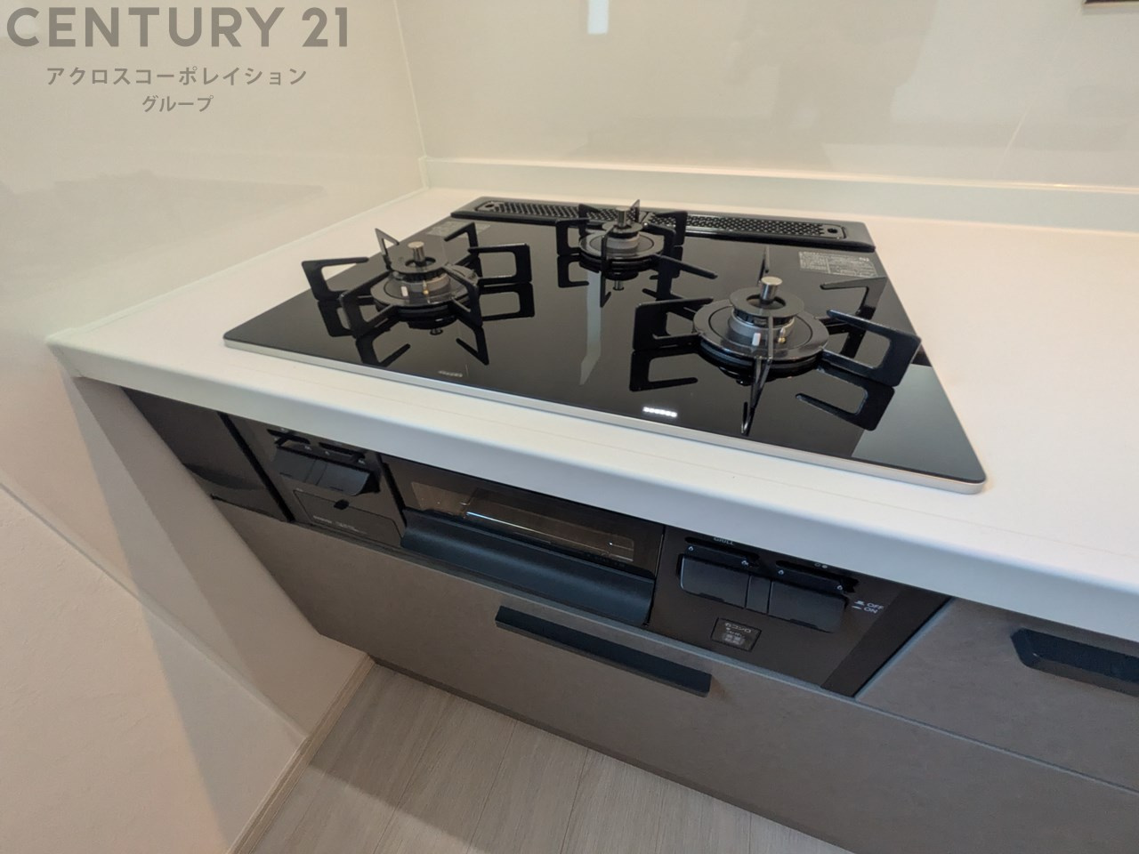 多数の調理器具を同時に使用でき、料理の効率化が可能。省エネで節約になり、様々な料理スタイルに適応できます。また、火力調整が独立しており、手入れや掃除もしやすく、今よりもっとお料理が楽しくなるかも。