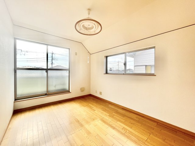 屋根の勾配を活かした勾配天井を採用し、おしゃれな空間設計に♪