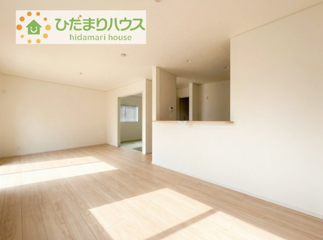 リビングの大きな窓からは、暖かな日の光が降り注ぎます・・・