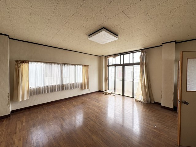 広々とした空間が魅力の洋室で、大きな窓からしっかりと光が差し込み明るい印象。バルコニーに面しており、通風も良好。主寝室としてはもちろん、趣味部屋やワークスペースなど幅広い用途に対応可能なゆとりある空間