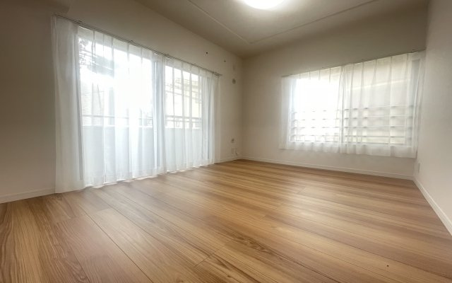 大きな窓からたっぷりの日差しが降り注ぐ明るい室内です。目覚めの良い朝を迎えられそうですね。