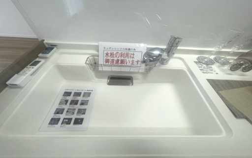 ワークトップと同じ材質なので一体感があるデザインとお手入れにしやすさが魅力的なキッチンシンクです。