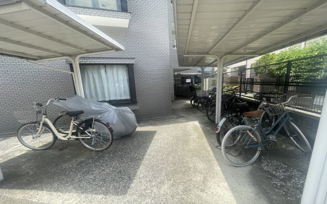 屋根付き自転車置き場です♪