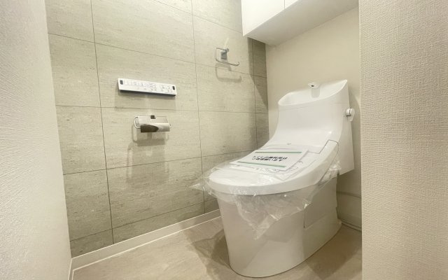 ウォシュレット内蔵の最新トイレ設備です♪トイレ上部にはあると便利な吊戸棚を設置♪
