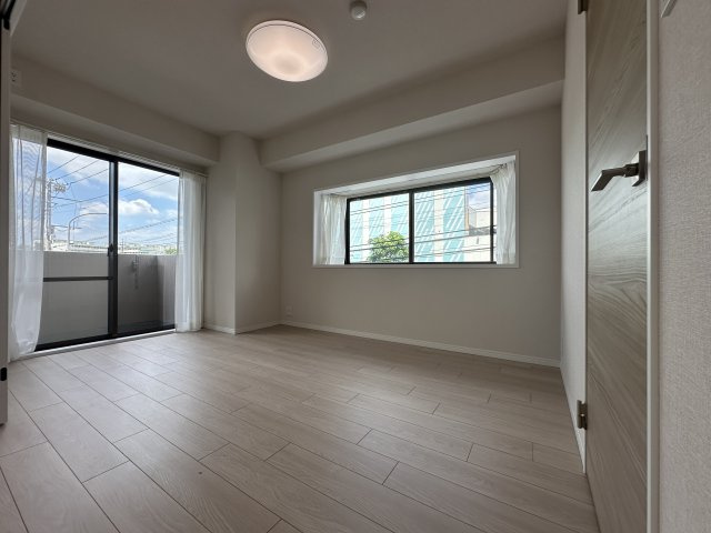 角部屋のため、2面採光の明るい洋室です。