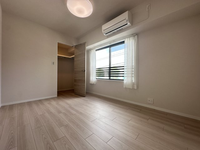 6帖の洋室は、ワークインクローゼットも備わっており収納たっぷりなお部屋です。