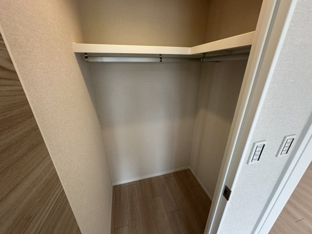 ウオークインクローゼットの様子です。これだけの広さがありますと、お部屋もスッキリしそうです。