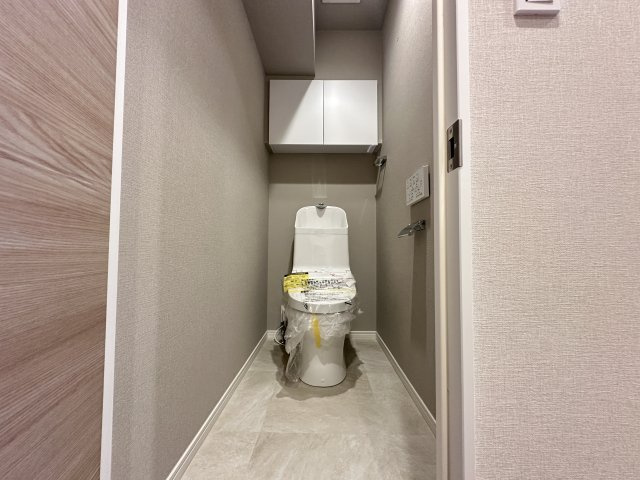 洗練された雰囲気のおトイレです。上部収納もあり、使い勝手が良さそうです。