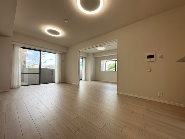南向きで角部屋のため、明るい陽射しが差し込み、開放的なリビングダイニングです。