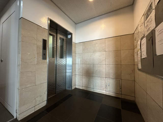 エレベーターを完備したマンションです。