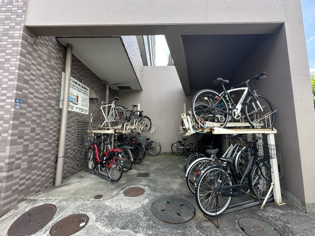 整理されたスタンド付きの使いやすい駐輪場です。