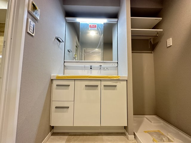 使いやすそうな3面鏡の洗面化粧台です。洗面所内には収納棚も完備しているので、すっきりつかえそうですね