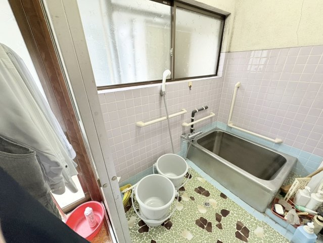 窓付きで換気もしやすい浴室です。自然光が入りやすく、明るさを感じられる空間となっています。ゆったりとした浴槽が設けられており、一日の疲れをゆっくりと癒すことができます。手すりも設置されております。