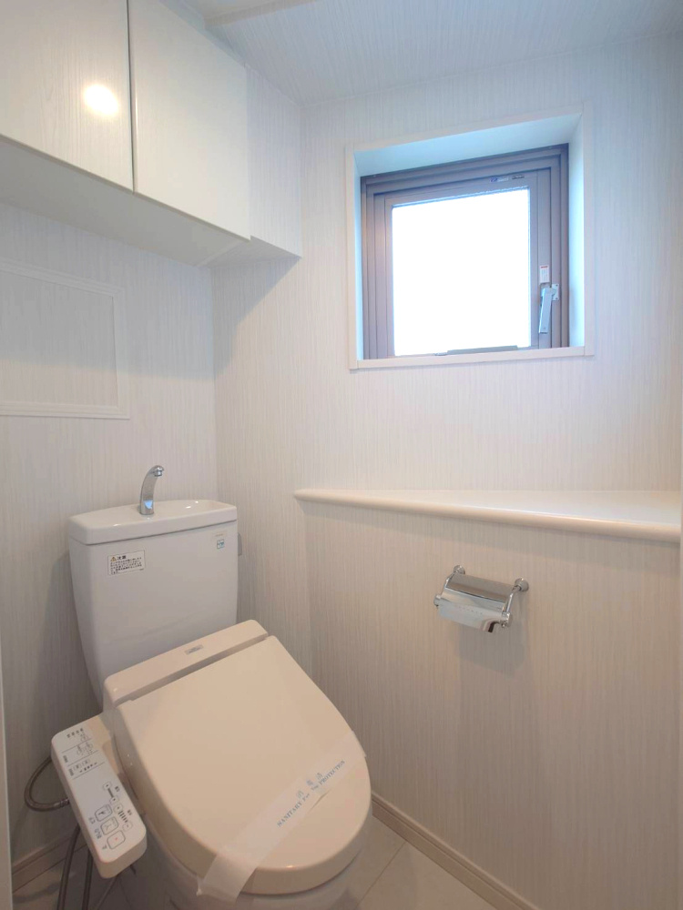 光差し込む明るいトイレです♪吊戸棚収納があり、空間を広くお使いいただけます。