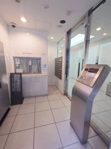 オートロックのあるマンション♪死角の少ない防犯性高いエントランスです。
