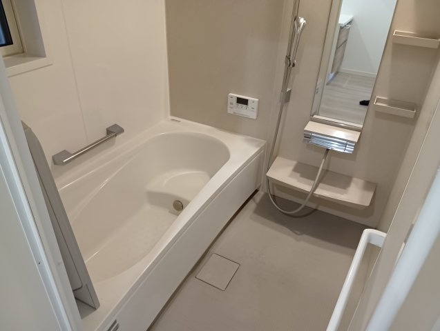 備え付けの台があるのでシャンプーを置いたり出来て便利です。窓があるので明るい室内です。