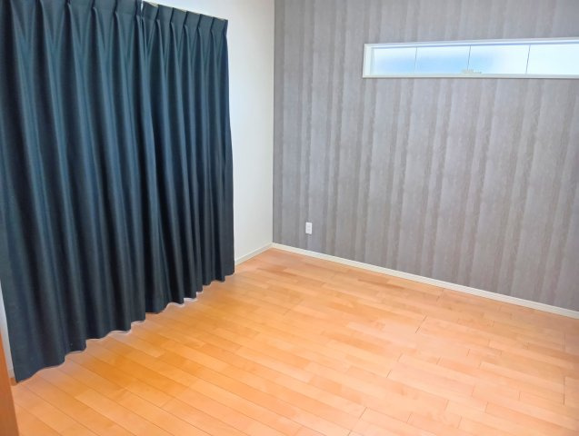 大きい窓があるので明るい空間でのびのびと生活できます。寝室や子供部屋におすすめの洋室になっています。