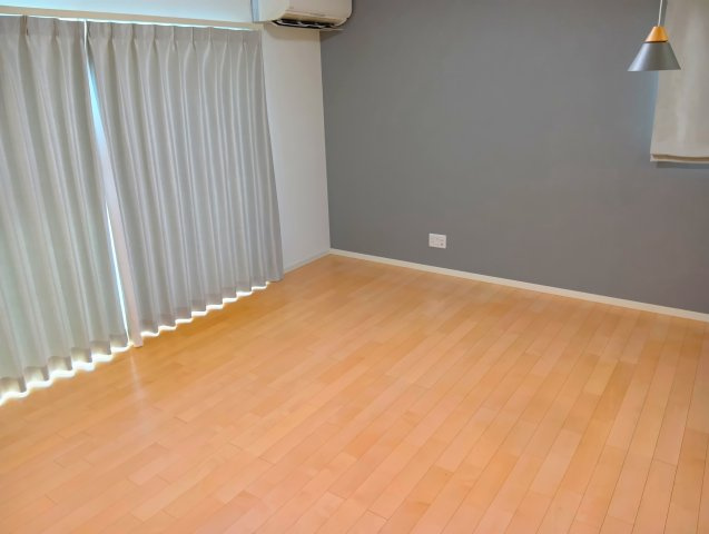 大きい窓から入るたっぷりの日差しが嬉しいですね。寝室として使うのもいいですね。