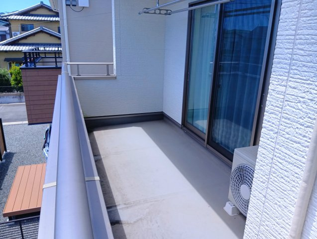 南向きのバルコニーがあります。お洗濯物もよく乾きそうですね。