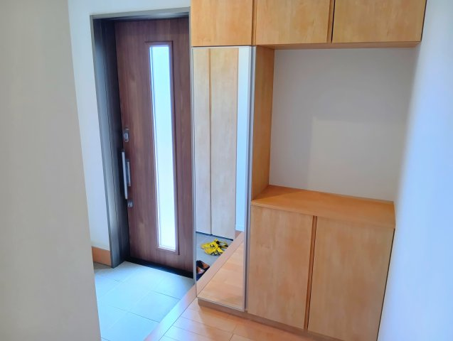 備え付けのシューズボックスがあるので収納がたっぷりあります。靴をしまって玄関をすっきりと使えます。