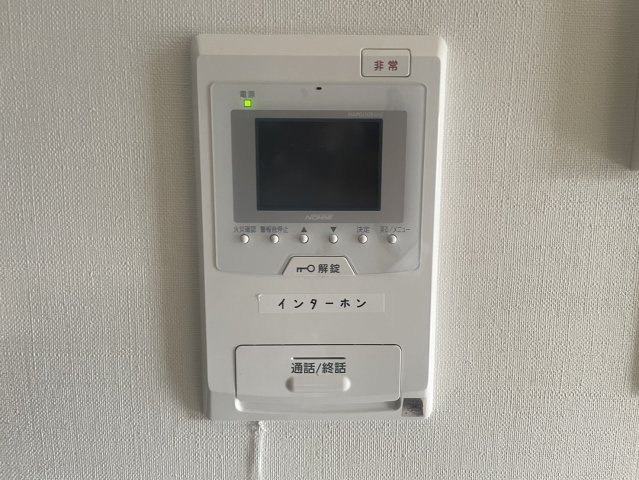 モニター付きインターホンを備えており、来訪者を画面で確認できる安心の設備。オートロックと連動しており、防犯性の高い住環境です。室内から解錠操作も可能で、来客対応もスムーズ。安心して暮らせます。