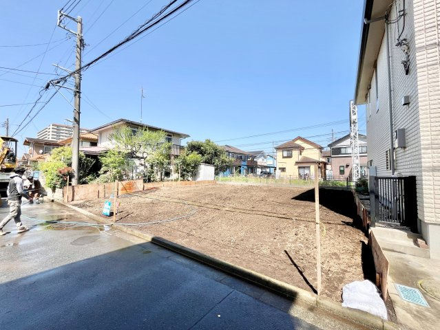 小学校・中学校が近く、子育て環境良好な立地。小さなお子様がいる方には、安心な立地になっております。