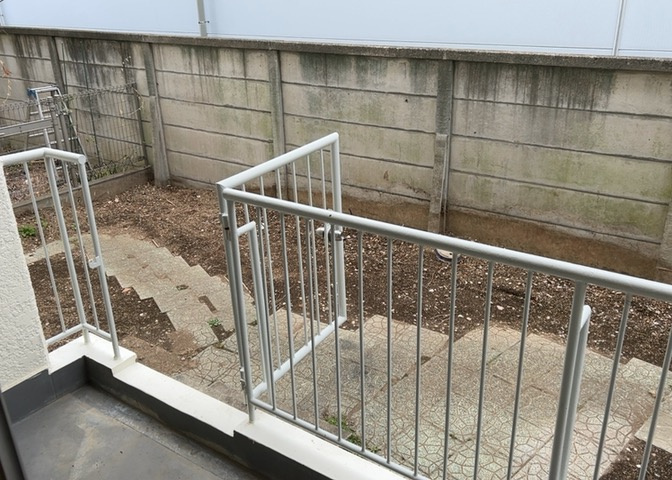 バルコニーは、室外の専用スペースのうち、「屋根がなく開放された空間」であるものを指します。ベランダより広いタイプのものが多く、日当たりもよいため家庭菜園などを楽しみたい人にとって適した環境となります。