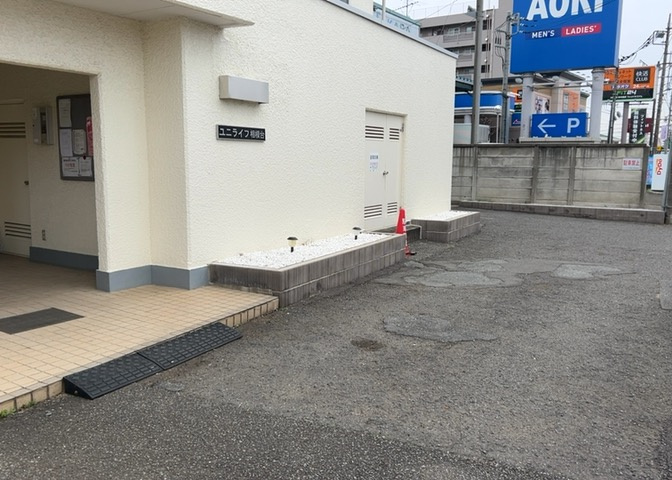 車一台あたりに必要なスペースは、標準サイズの普通自動車で横幅2m50cm、長さ5mは必要になります。ただし、乗降のことも考慮して横幅3m30cm、長さ5m50cmほどは確保できるところを選びましょう。