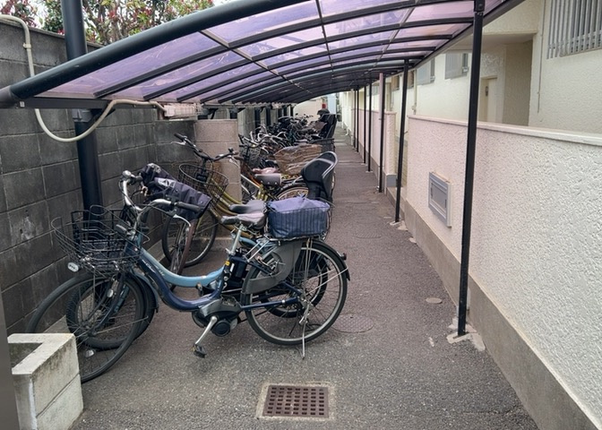マンションの駐輪場は、事前に空きがあるか確認を取ると安心です。せっかく入居したのに駐輪スペースがない！なんてことになったら大変ですよね。そこで、内見時や購入前にはまず事前に確認しておくと良いでしょう。