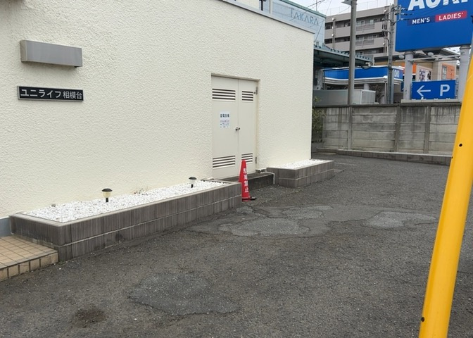 中庭（パティオ）とは、一つの建築物の内部に設けられた、壁などで囲われている庭のことを指します。コの字型、ロの字型が主流ですが、L字型の中庭もあります。最近では、インテリア性の高さからも人気があります。