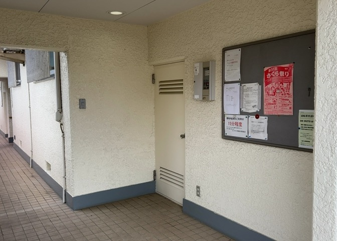 受付はマンションコンシェルジュがいる場合もあれば、管理人が滞在する小部屋を総称して呼ぶことがあります。主にエントランスに設置されていることから、防犯面でも期待ができます。防犯設備がない場合はより安心！
