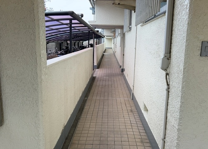 共有部分は、住民なら誰もが使える設備のこと。例えば駐車場やエレベーター、インターネット設備、セキュリティ設備などがあります。他にも、マンションの廊下・外部階段やエントランス・ゴミ置き場などがあります。