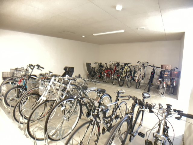 大切な自転車を雨にさらすことなくしっかりと収納することが可能です。