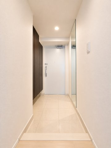 大きな姿見付きの玄関は、お出掛け前の身だしなみチェックにも便利。明るく高級感のある空間が、ご家族やゲストを気持ちよく迎えます。