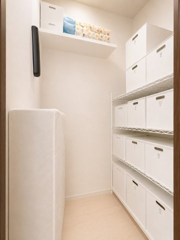 季節用品や防災用品、掃除道具などをまとめて収納できる便利な納戸。居住スペースを圧迫せず、お部屋をすっきり保てる人気設備です。