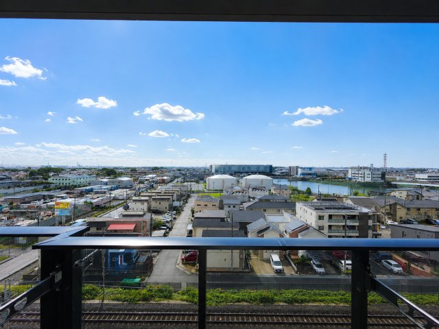 8階ならではの開放感あふれる眺望。前面に高い建物が少なく、青空が広がる爽快な景色を毎日楽しめます。陽当たり・通風も良好で、ご自宅にいながら贅沢な時間をお過ごしいただけます。