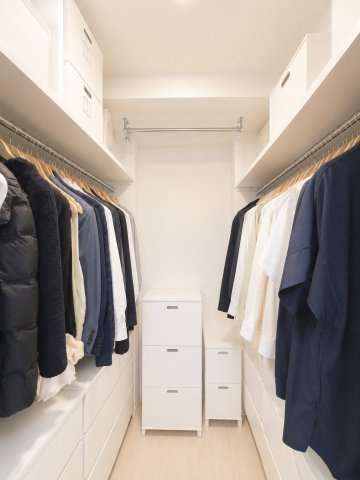 ご夫婦のお洋服はもちろん、季節物やスーツケースまで収納できる大型ウォークインクローゼット。収納家具を減らせるため、お部屋をより広々と使えます。