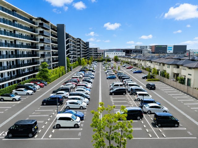 敷地内駐車場を備え、イオンレイクタウンまで徒歩約4分（約320m）の便利な立地。毎日のお買い物はもちろん、休日のショッピングや映画、グルメも気軽に楽しめる住環境です。