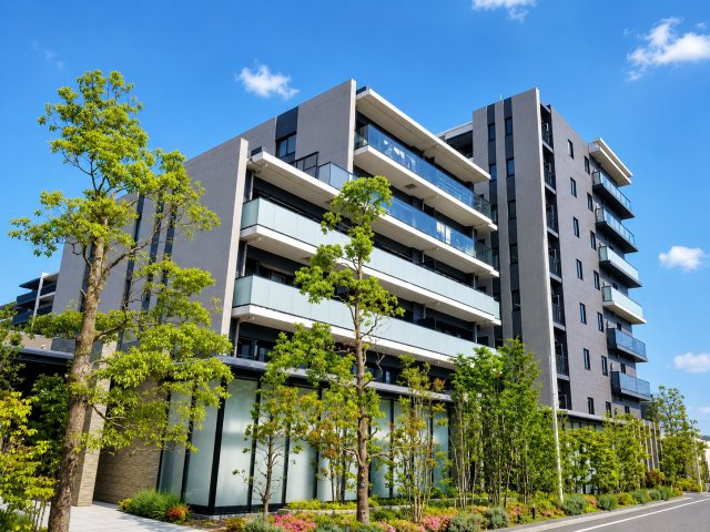 スタイリッシュなフォルムと豊かな緑が調和した美しい街並み。敷地内はゆとりあるランドスケープが広がり、住まう方の日常に心地よい開放感と上質な住環境を演出します。