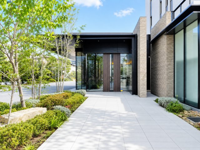 四季折々の植栽が彩る、ホテルライクなエントランスアプローチ。住友不動産旧分譲ならではの上質なデザインが住まう方や訪れる方を優雅に迎えます。毎日の帰宅が楽しみになる、ゆとりある迎賓空間です。
