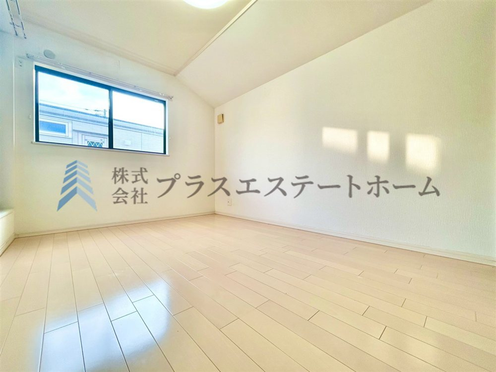 【リフォーム前の写真です】木目調のフローリング材を使用しており、暖かく落ち着いた雰囲気のお部屋です♪