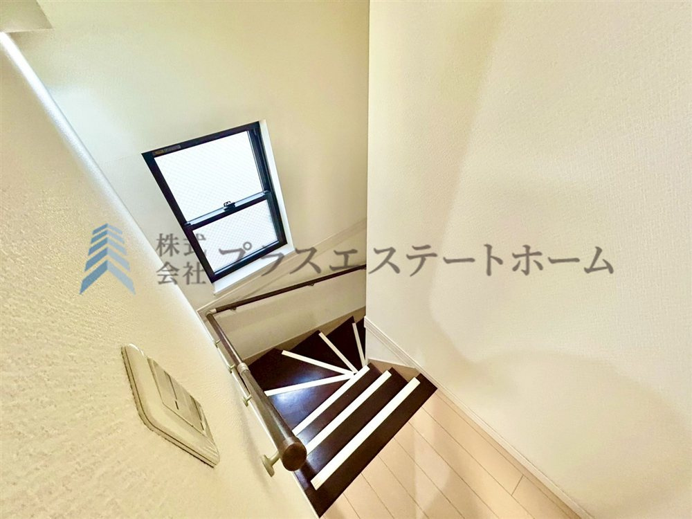 階段は建具とコーディネートのお色使いです♪