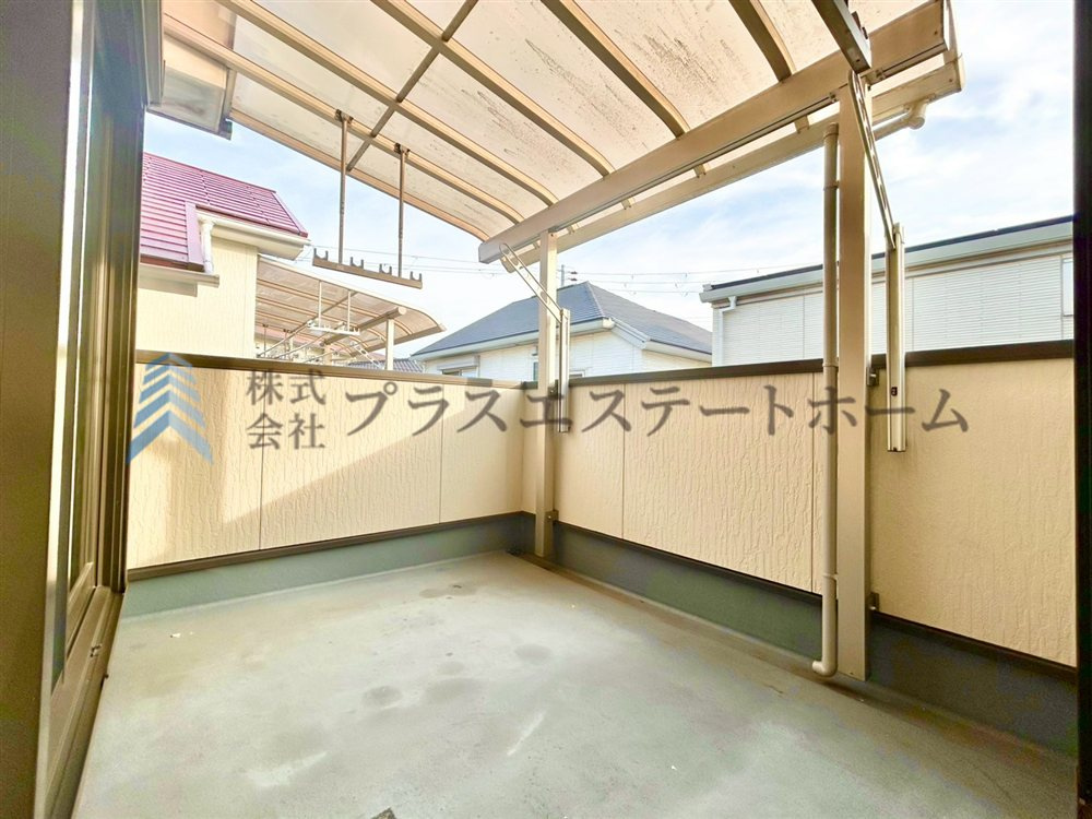 広々バルコニー♪突然の雨でも安心な屋根付きです♪