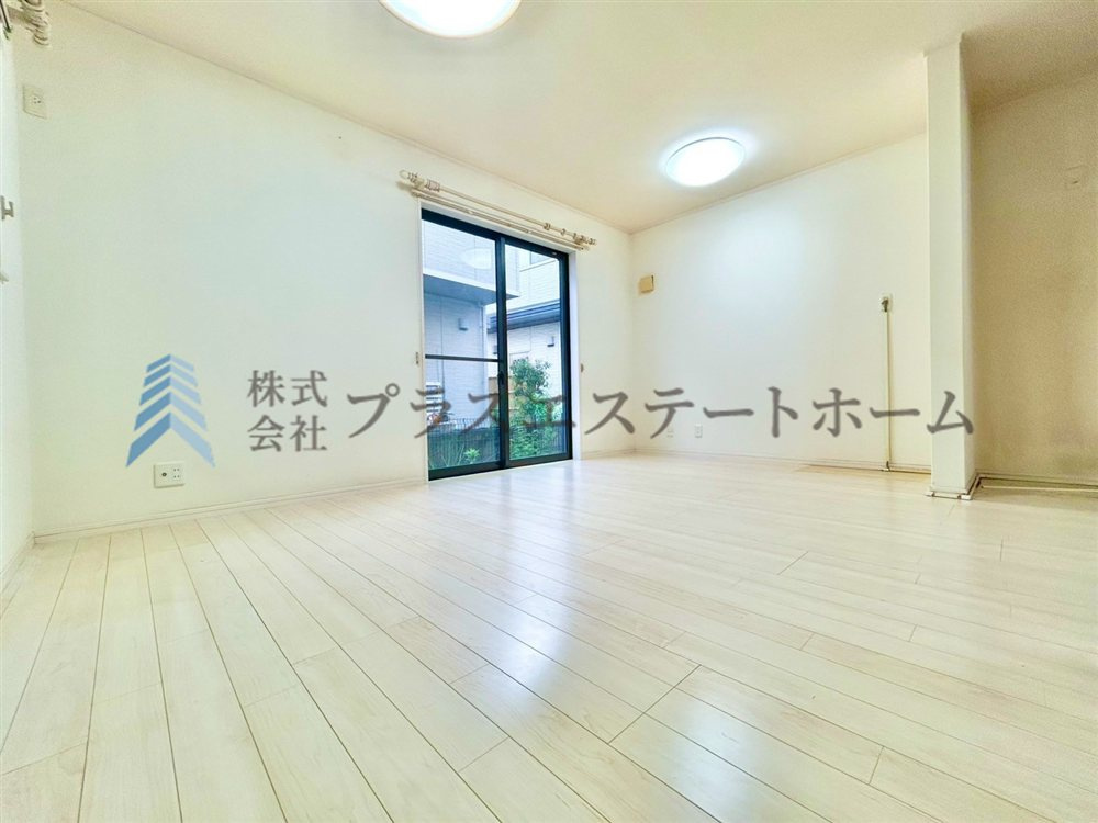 【リフォーム前の写真です】白基調でスッキリとした感じのリビングです♪